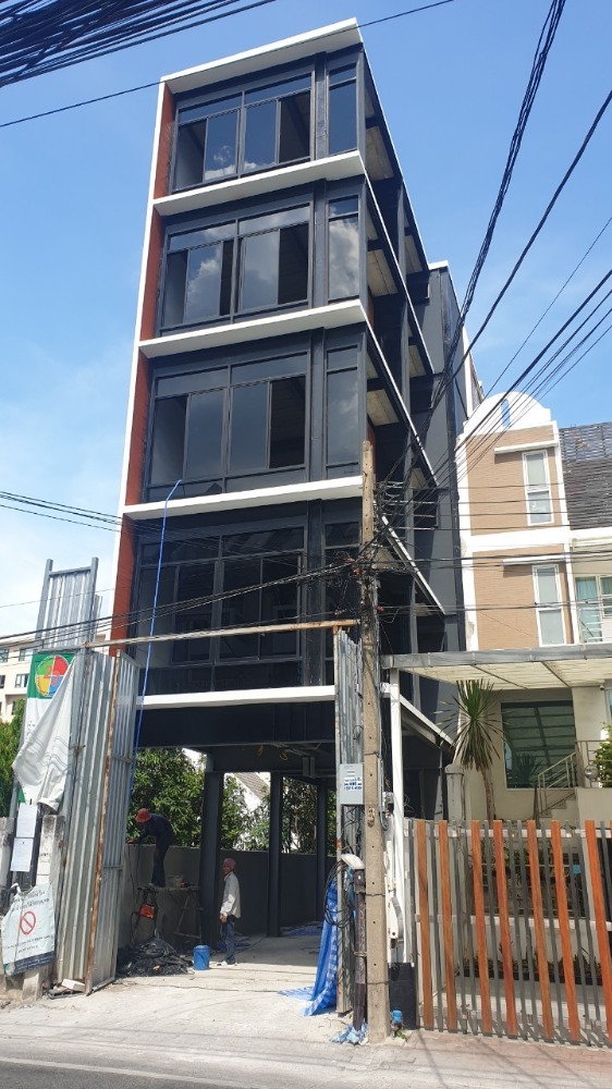 For SaleShophouseSathorn, Narathiwat : Selling a 5-storey commercial building with a transport lift in the building, selling 39.9 million baht.