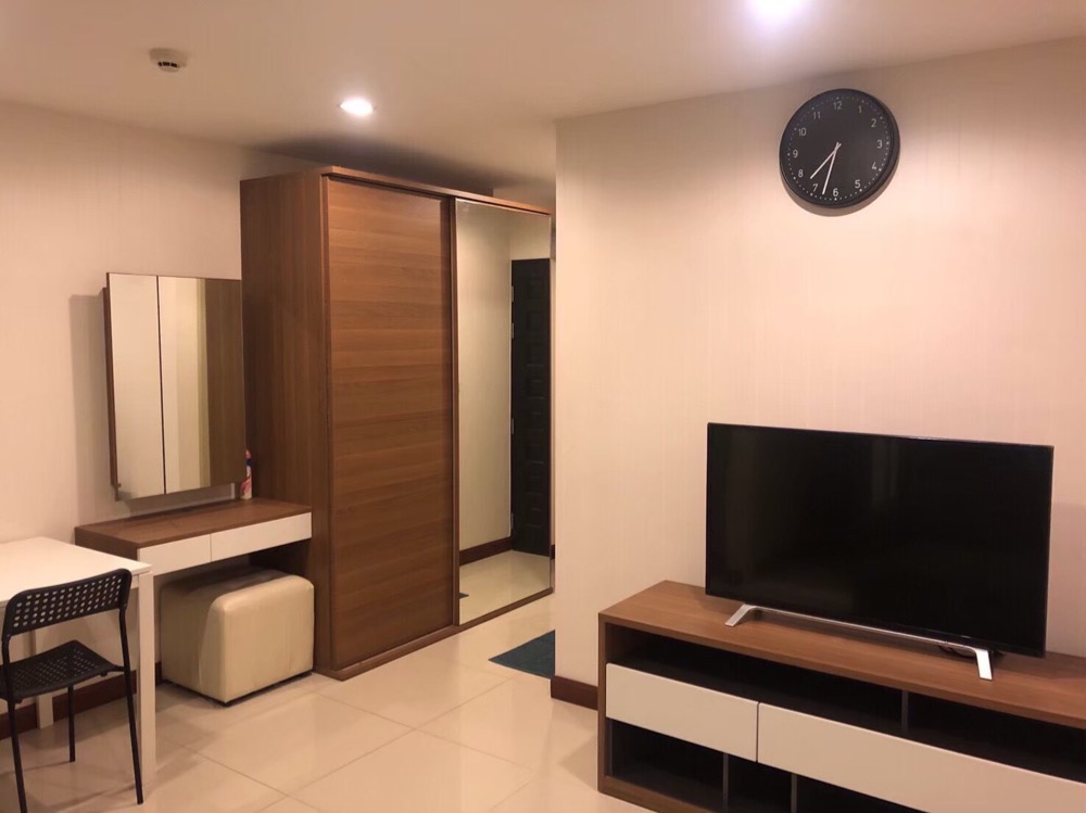 For SaleCondoRattanathibet, Sanambinna : Urgent sale with tenants able to continue renting. Country Ville Resort near MRT Nonthaburi Government Center, free!! Electrical appliances and furniture throughout the room. Contact 096-2654995.