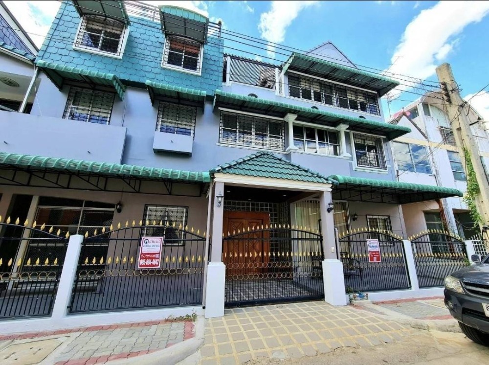 For SaleTownhouseChaengwatana, Muangthong : R62-24S townhome, 3 floors, 2 rooms, hit through golf ball village, Premium Muang Thong Thani, only selling price 7.5 million baht Call 095 694 4642 L: @wproper Link line: https://lin.ee/dFfs2Ge