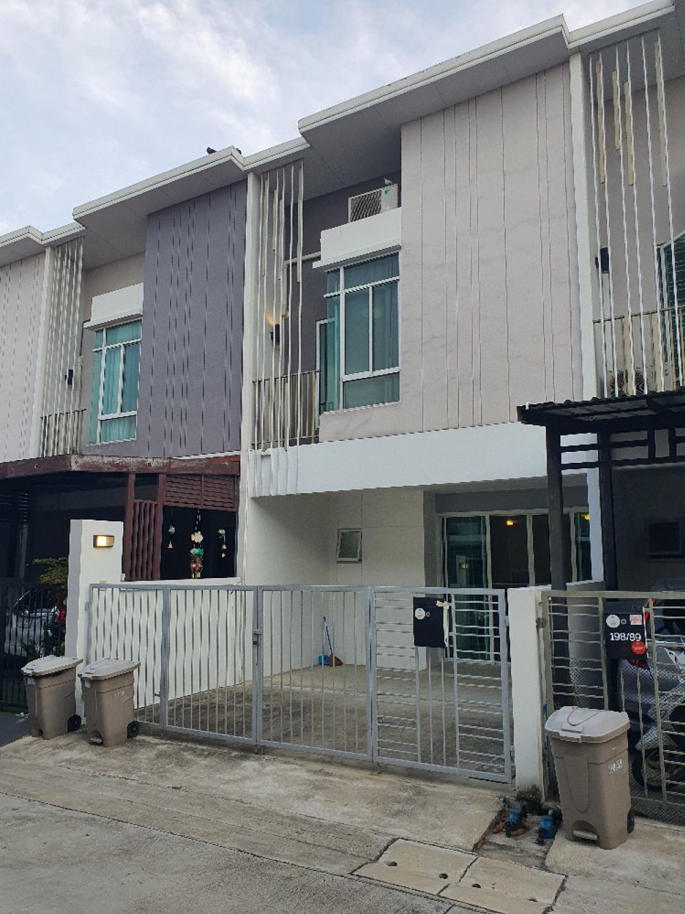 For SaleTownhomePhutthamonthon, Salaya : Townhome, good location Near Makro Salaya Selling below market price, house number auspicious 198/88 Soi 8, already rich, travel only 10 minutes to Mahidol University, Salaya. Renovated, freshly painted Beautiful, complete, ready to move in