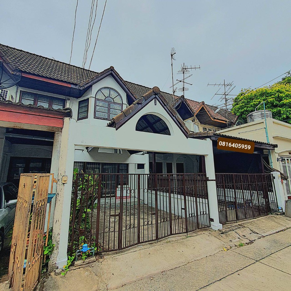 For SaleTownhomeBang Sue, Wong Sawang, Tao Pun : Townhouse for sale, Chuan Chuen Village, Pracha Chuen Soi 30, near Kasemrad Hospital, near the entrance to the expressway.