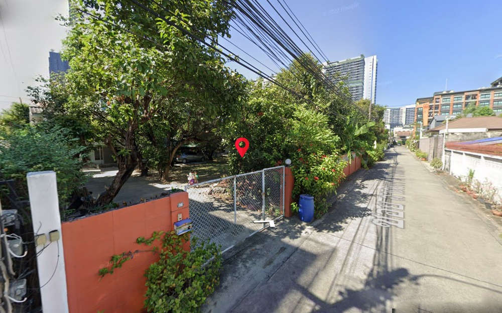 For SaleLandSapankwai,Jatujak : Land for sale with buildings, Ladprao Soi 1, 0-3-98 rai, good location, beautiful plot, width 29 m, land plan, orange color (medium-density residential land)