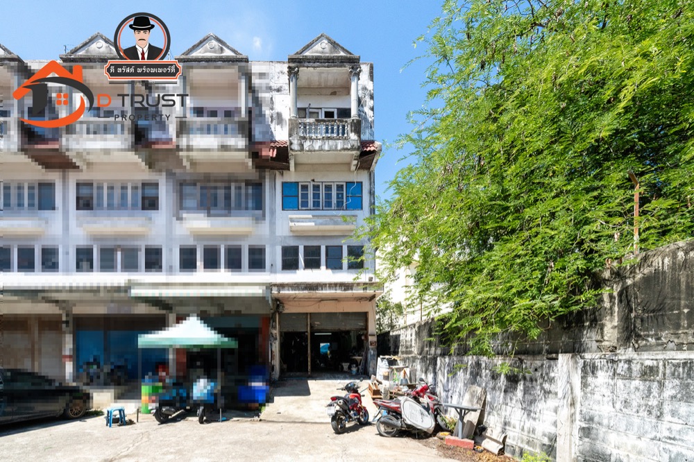 For SaleShophouseSamut Prakan,Samrong : Selling a 3-storey commercial building near Praeksa Fresh Market Shopping Center (with mezzanine and rooftop) 21.1 sq m.