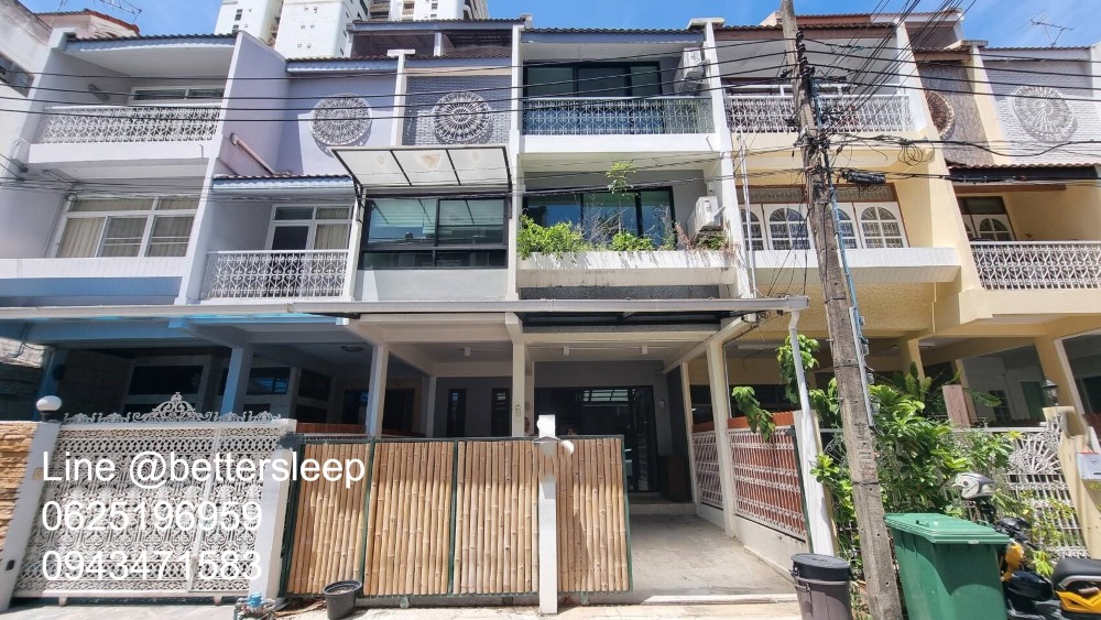 For SaleTownhomeSukhumvit, Asoke, Thonglor : BTS Phrom Phong, 3.5-storey townhouse for sale, good location, suitable for investment Or buy as an office, beautiful house condition, renovated