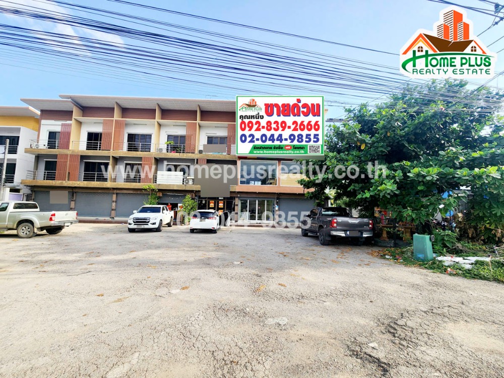 For SaleShophouseChiang Mai : 3-storey commercial building, 2 booths (next to the road behind the rim), Nong Kwai Subdistrict, Hang Dong District, Chiang Mai (near Wibun Thong Market)