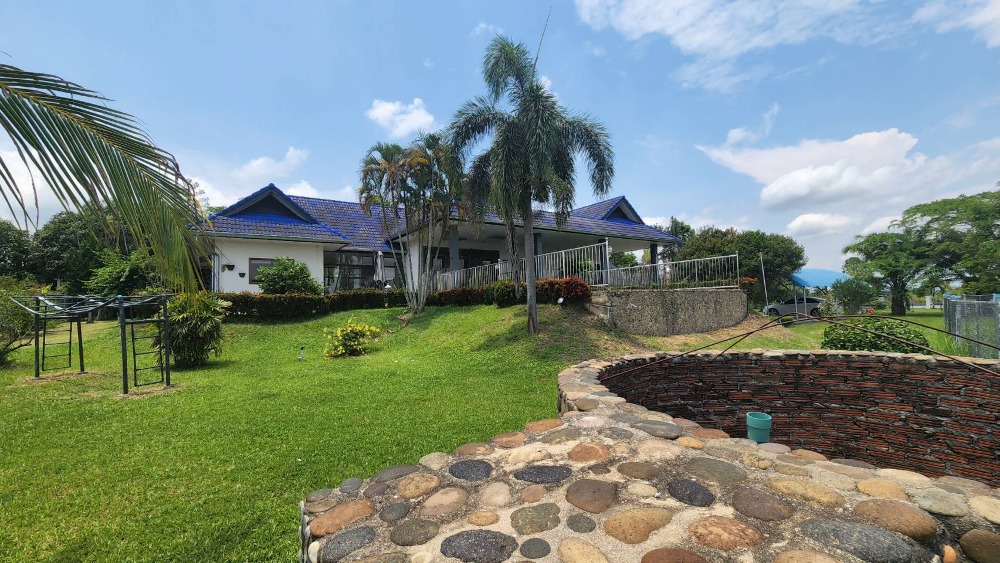 For SaleHouseChiang Rai : Vacation home for sale, Mueang District, Chiang Rai Province, has a swimming pool, land 4 rai 2 ngan 20 sq m., near the Den Chai-Chiang Khong train station.