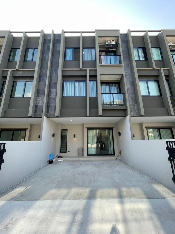 For RentTownhouseRama5, Ratchapruek, Bangkruai : Townhouse for rent, 3 floors, suitable for living or office use, new, beautiful, only 1 kilometer from Rama 5 roundabout.