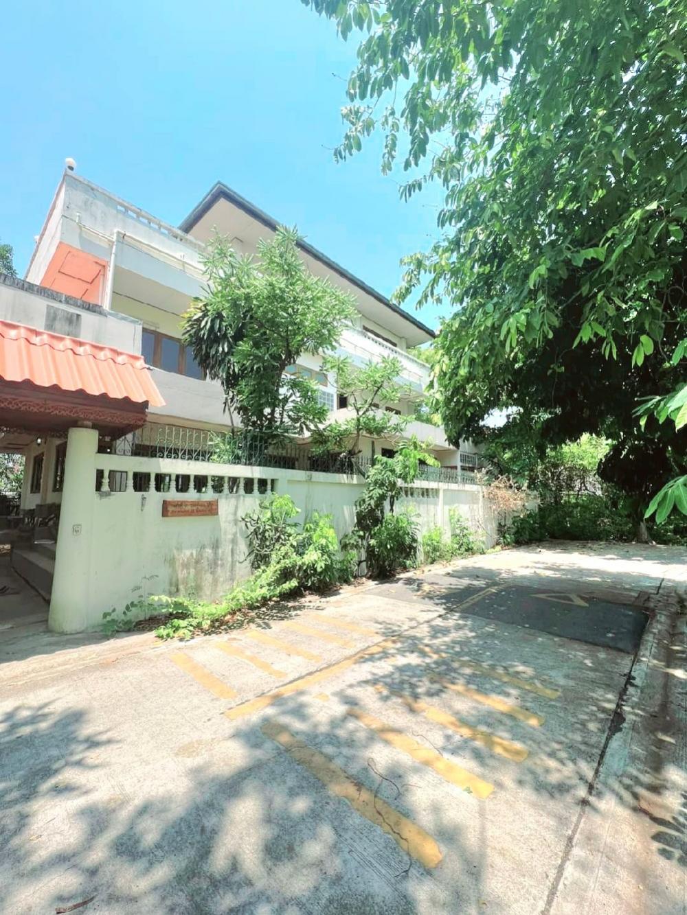 For SaleHouseNawamin, Ramindra : Town Home for sale Suitable for home office, 3 floors, land 374 wa, Khubon 22 Khan, only 24.9  million baht. (disscount 35 m)