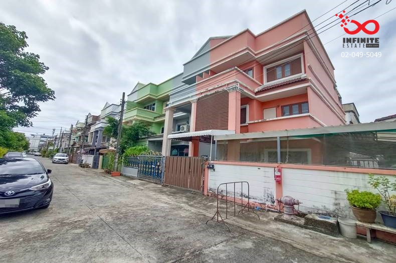 For SaleTownhouseKasetsart, Ratchayothin : 3-storey townhome for sale, Sahachok Village, Ramintra Road.