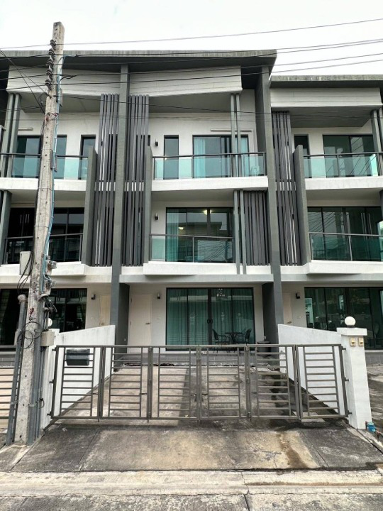 For RentTownhousePinklao, Charansanitwong : Townhome for rent, Cherkoon Sathorn - Ratchaphruek - Taling Chan, near Central Westville, only 6 minutes.