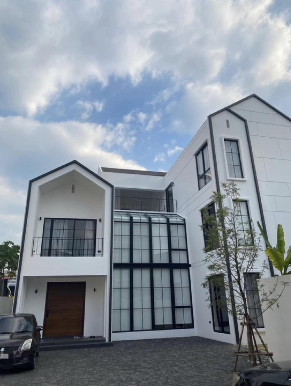 ขายบ้านวงเวียนใหญ่ เจริญนคร : Rental / Selling : Modern House In Wongwienyai , 4 Beds 6 Bath , 480 sqm , 3 Storeys🔥🔥 Rental: 150,000 THB / Month 🔥🔥🔥🔥 Selling : 38,000,000 THB 🔥🔥#sellinghouses#superluxuryhousebkk#Arihouse#luxuryhousebangkok#superluxurycondoforsale#real estate#realestat