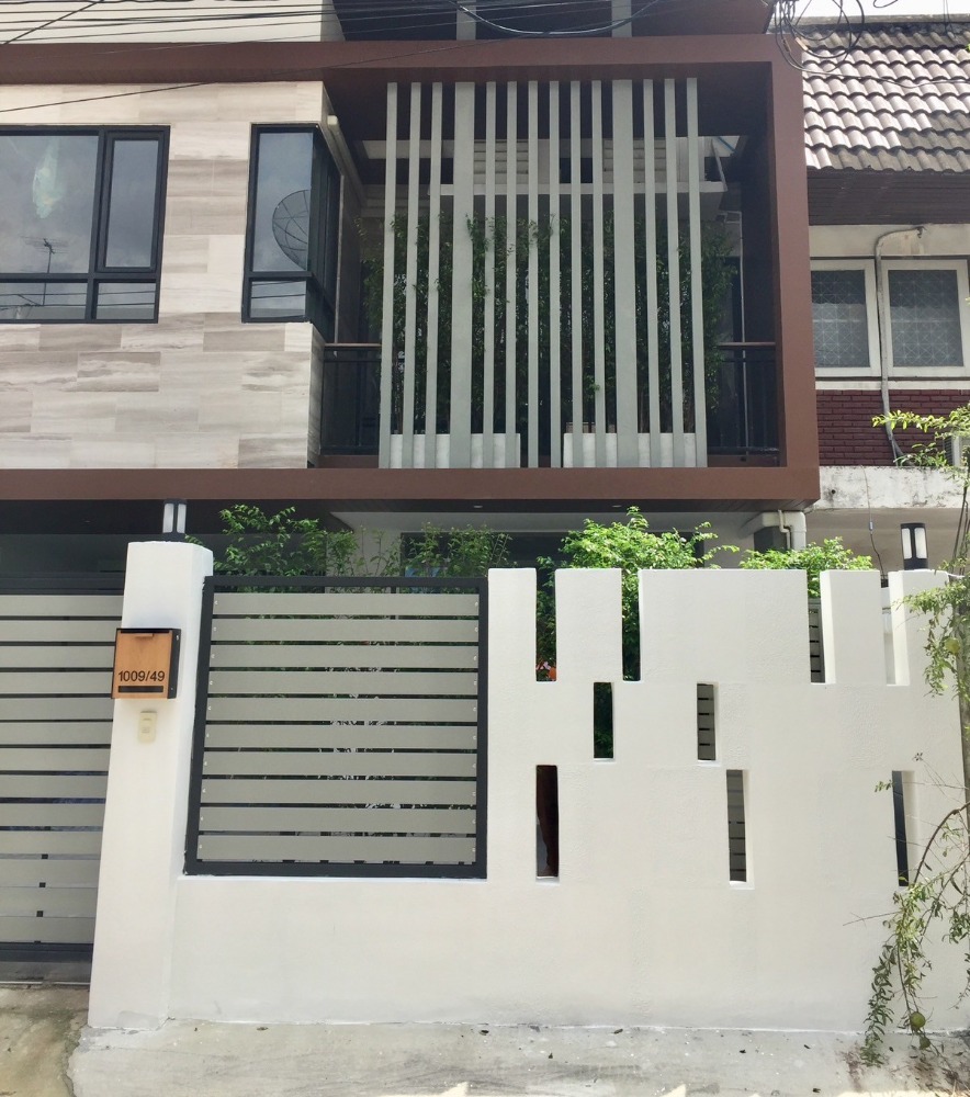 For SaleTownhouseSukhumvit, Asoke, Thonglor : For sale with tenant, 2-story townhouse, Ekkamai 22, beautifully decorated, very wow.