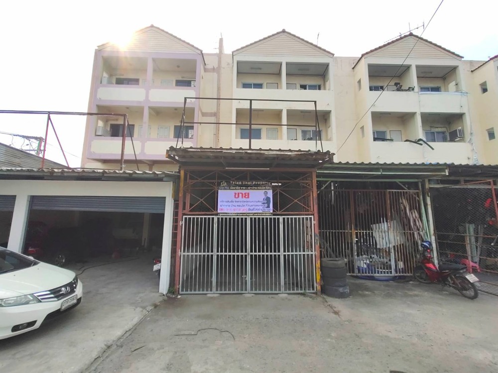 For SaleShophousePathum Thani,Rangsit, Thammasat : Cheap sale, commercial building, Khlong 3, Rangsit, next to the road, 20 sq.w., 3 and a half floors, with a rooftop next to the Khu Khot-Klong Luang public road, Khlong Sam, Khlong Luang, Rangsit location