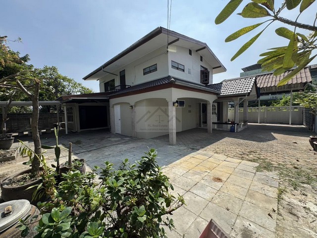 For RentHome OfficeRatchadapisek, Huaikwang, Suttisan : For rent: 2-storey detached house, 107 sq m, 5 bedrooms, Soi Lat Phrao 64, shady, good location, many entrances and exits, easy access to Ratchada, suitable for living or office use.