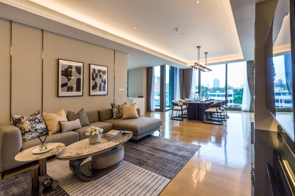 ขายคอนโดวิทยุ ชิดลม หลังสวน : Luxury Furnished 2 Beds Condo for Sale!