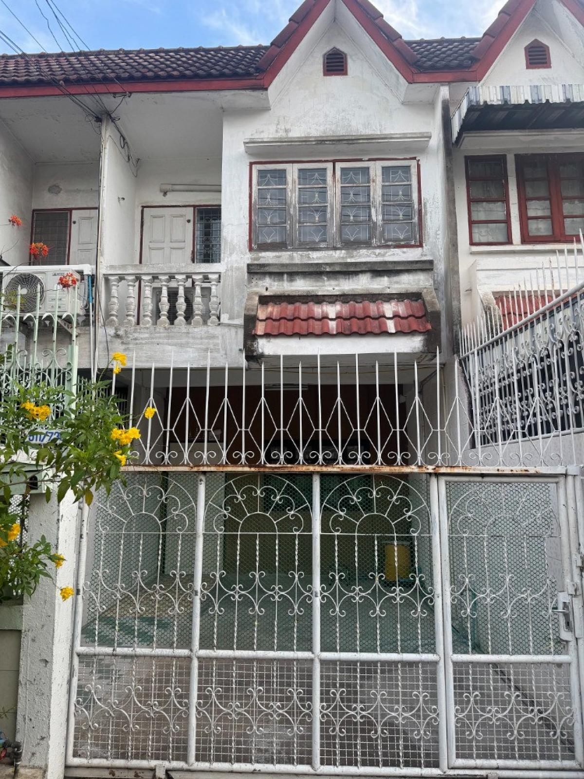 For RentTownhousePinklao, Charansanitwong : Home office for rent, 3 floors, 2 units, 9 bedrooms, 5 bathrooms, only 100 meters from MRT Charan 13 station!!!!