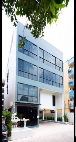 For RentOfficeRatchadapisek, Huaikwang, Suttisan : CS49 for rent/sale, 5-story office building with elevator, Soi Ratchadaphisek 7, Huai Khwang.