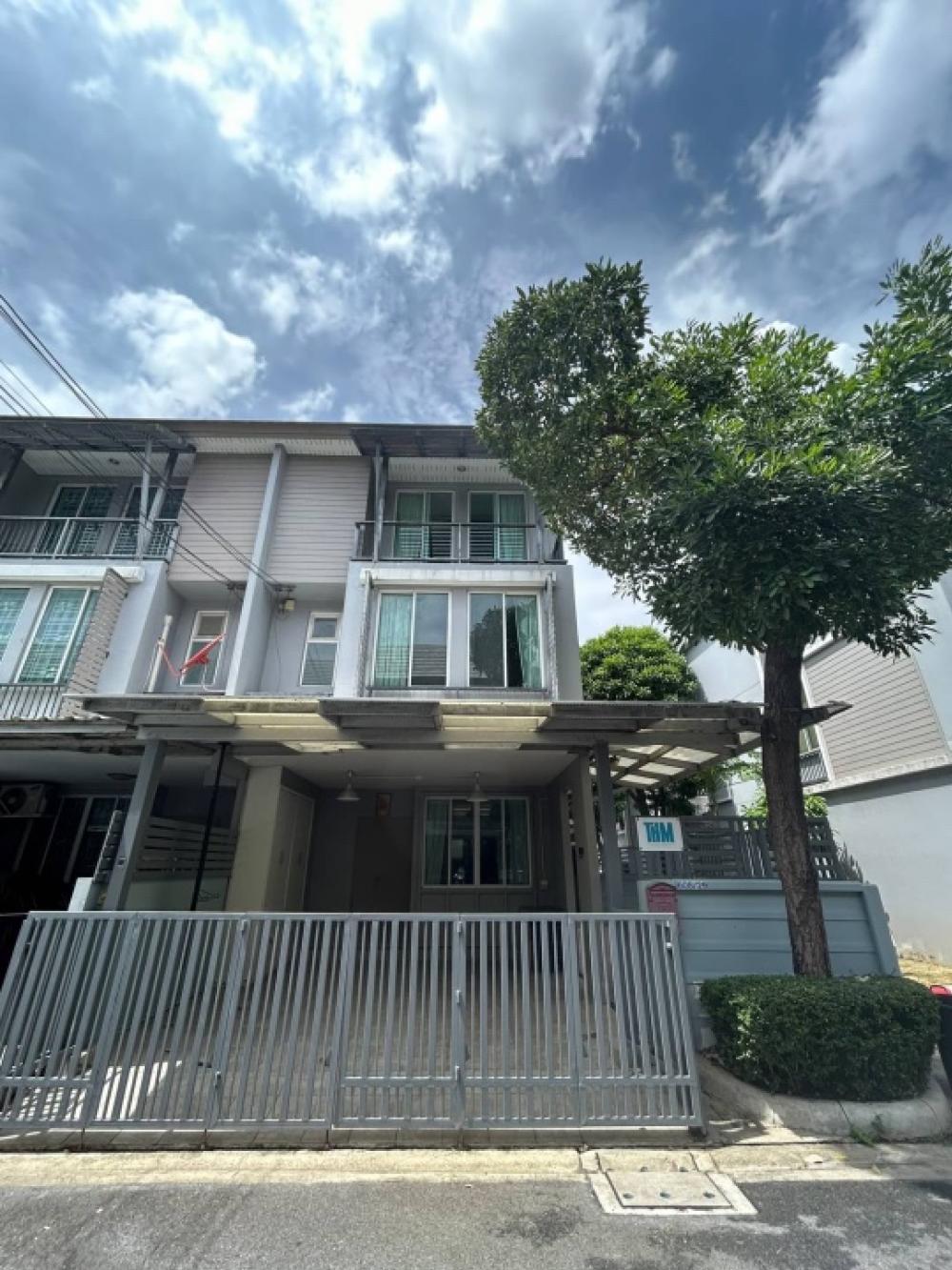 For SaleTownhouseKaset Nawamin,Ladplakao : Sell ​​Areeya Daily Kaset-Nawamin, 3-storey townhome, corner plot, beautiful house with built-in furniture.