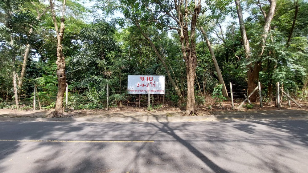 For SaleLandSeri Thai, Ramkhamhaeng Nida : Empty land for sale, 2-0-2 rai, Navathani Village. The back is next to a golf course, near the entrance to the motorway.