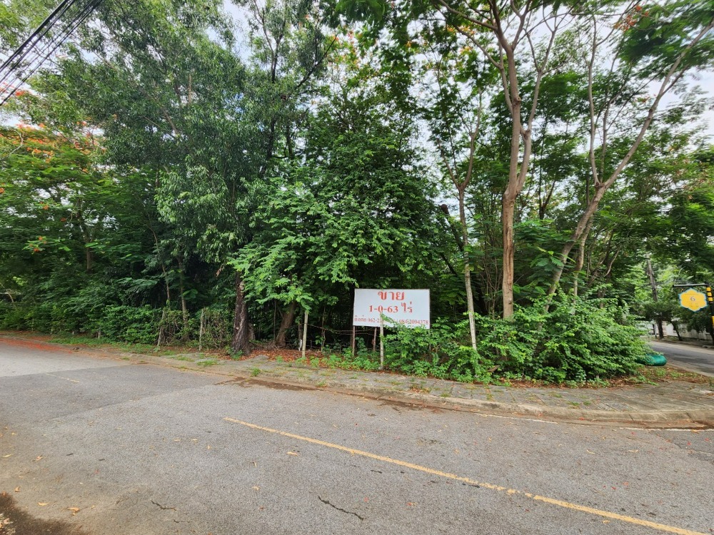 For SaleLandSeri Thai, Ramkhamhaeng Nida : Land for sale 1-0-63 rai, Navatanee Village Land facing south, corner plot, close to the motorway entrance.