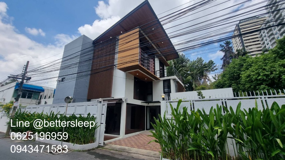 For RentHouseSukhumvit, Asoke, Thonglor : Ekkamai for rent, single house, 4 bedrooms, 3 floors, garden, 67 square meters, parking for 2 cars, ready to move in