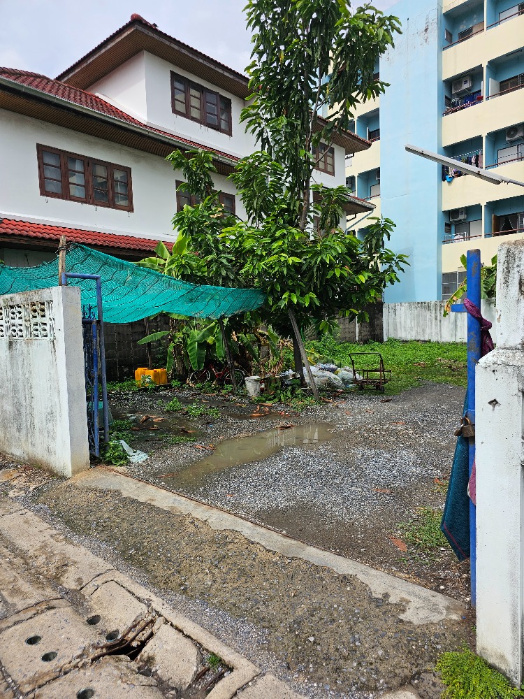 For SaleLandChaengwatana, Muangthong : Land for sale in front of the Ministry of Public Health Located in Soi Tiwanon 4, Intersection 1, size 40 square meters, width 9 meters, depth approximately 18 meters, price 3.9 million 0996545197