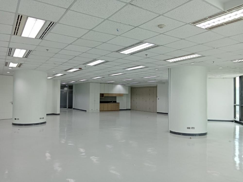 For RentOfficeSilom, Saladaeng, Bangrak : Rental office 323.85 square meters, Silom Road, near BTS, Sala Daeng, office building in the heart of Silom And CBD business district