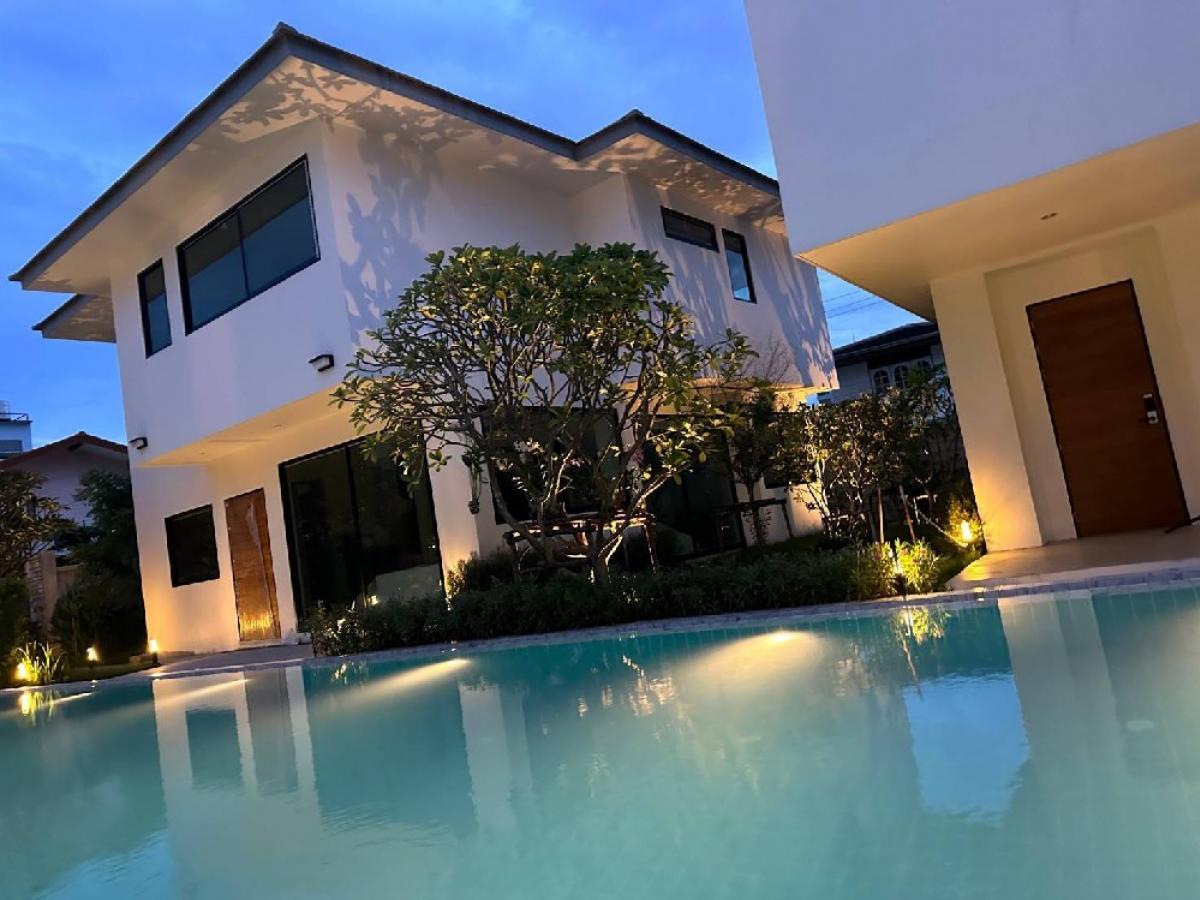 ให้เช่าบ้านสุขุมวิท อโศก ทองหล่อ : 3-storey detached house for rent, 3 Bedrooms, Brand new house, with swimming pool