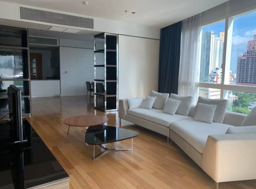 For RentCondoSukhumvit, Asoke, Thonglor : ● Prime Location ● 10++ floor | 3 beds 193.00 sq.m. | near Sainampeung School 8 mins, Emsphere 12 mins, Benchasiri Park 14 mins