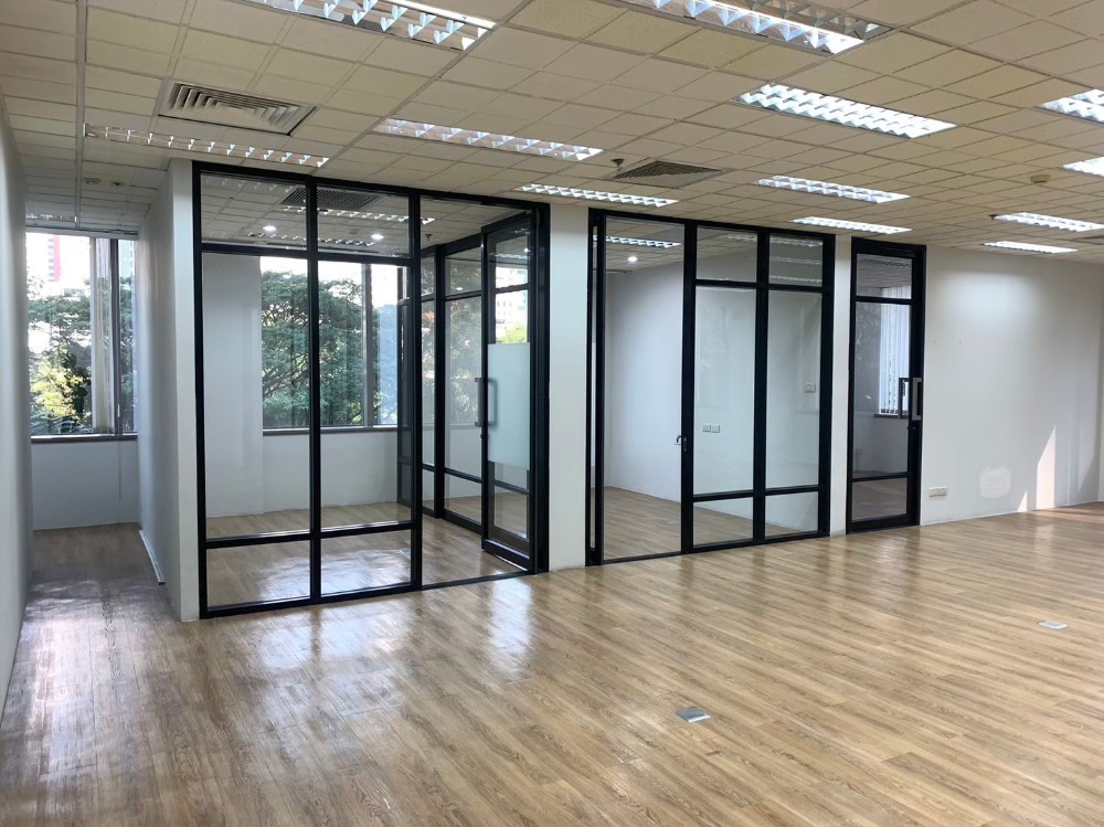 For RentOfficeWitthayu, Chidlom, Langsuan, Ploenchit : Office building surrounded by nature, mixed-use style, Wireless Road, near BTS Ploenchit, size 187.09 sq m, natural view.