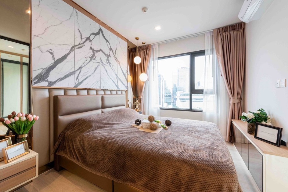 For RentCondoWitthayu, Chidlom, Langsuan, Ploenchit : Life One Wireless : 35 sq m. 21th floor, BTS Ploenchit, beautiful room, fully furnished soft creamy white furniture, complete electrical appliances