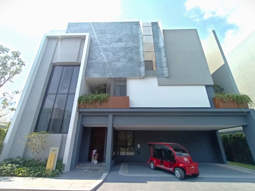 For SaleHousePattanakan, Srinakarin : ● Modern luxury ● 3-story detached house | 4 bedrooms  EV Charger | Near Mandarin International School 4 mins, Ramkhamhaeng Advent International School 8 mins