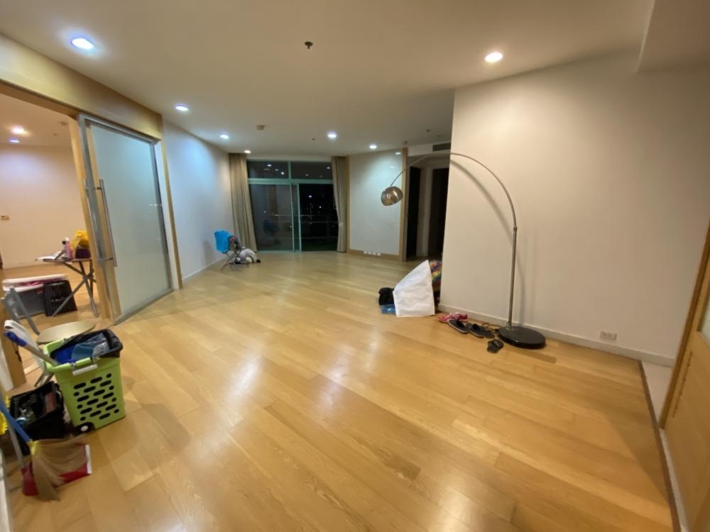 For SaleCondoSathorn, Narathiwat : ● Spacious area ● 10++ Floor 251.45 sq.m. | 4 Beds, City view | Condo near Shrewsbury International School 1 mins, Asiatique The Riverfront 5 mins, BTS Saphan Taksin 12 mins.