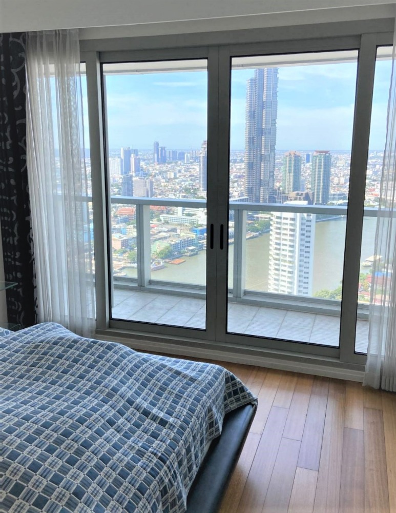 For RentCondoWongwianyai, Charoennakor : ♦ Rare Unit ♦ 45+ Floor 136.51 sq.m. | 3 Beds, Saphan Taksin view | Condo near ICONSIAM 3 mins., BTS Taksin 3 mins.