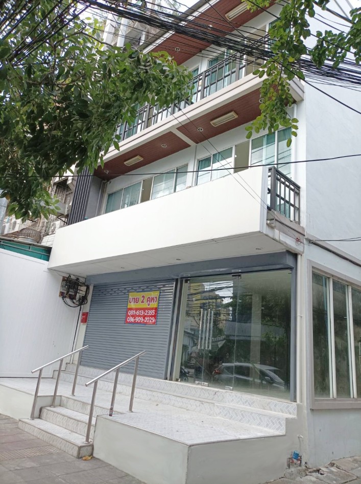 For SaleShophouseSathorn, Narathiwat : Sale: 2 commercial buildings, 3 floors, 24 square wah on Chan Road, Sathorn, Bangkok, newly renovated, great location