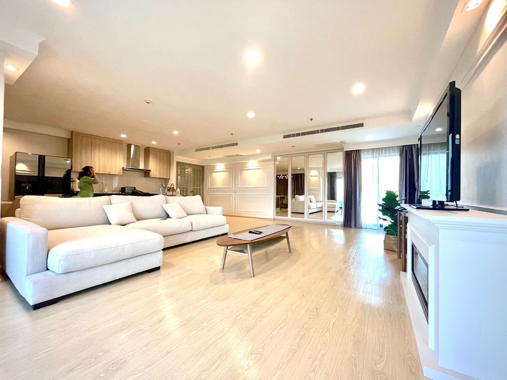 For RentCondoSukhumvit, Asoke, Thonglor : ♦ Modern Luxury ♦ Penthouse 30+ Floor 168 sq.m. | 3 Beds, fully furnished | Skywalk to BTS Thonglor, Major Cineplex Sukhumvit 2 mins., BTS Ekkamai 2 mins., Sukhumvit Hospital 5 mins.