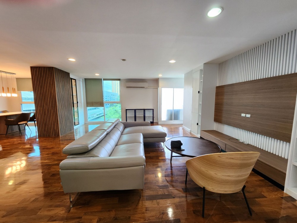 ให้เช่าคอนโดนานา : ให้เช่า ตอนโด Renovate ใหม่ แนว Modern The Peak Residence สุขุมวิท 15, 3 นอน 3 ห้องน้ำ 245 ตรม. ห้องมุม มีห้องแม่บ้าน ใกล้ รร. NIST และ BTS อโศก