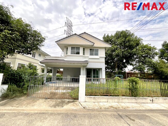 For SaleHousePathum Thani,Rangsit, Thammasat : Single house for sale, Prueklada 2 Rangsit-Khlong 4, house on the edge, open on the side, like having a private garden.