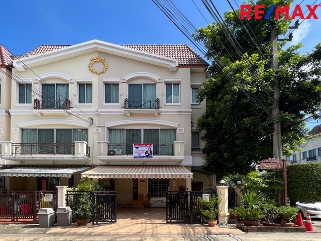 For SaleTownhousePattanakan, Srinakarin : For sale..3-story townhome, sample house, corner house, beginning of the project, front of house width 6.5 meters, Baan Klang Muang The Royal Monaco Project, Srinakarin 24 (Baan Klang Muang The Royal Monaco)