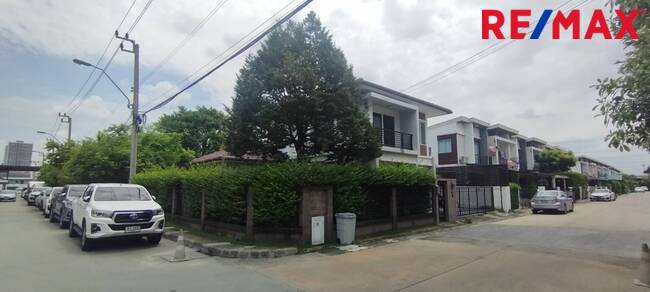 For SaleHouseBangna, Bearing, Lasalle : House for sale, Pruksa Town Next Loft Bangna Km. 5, corner house, Main Road, beginning of the project, near the entrance and exit, next to the garden.