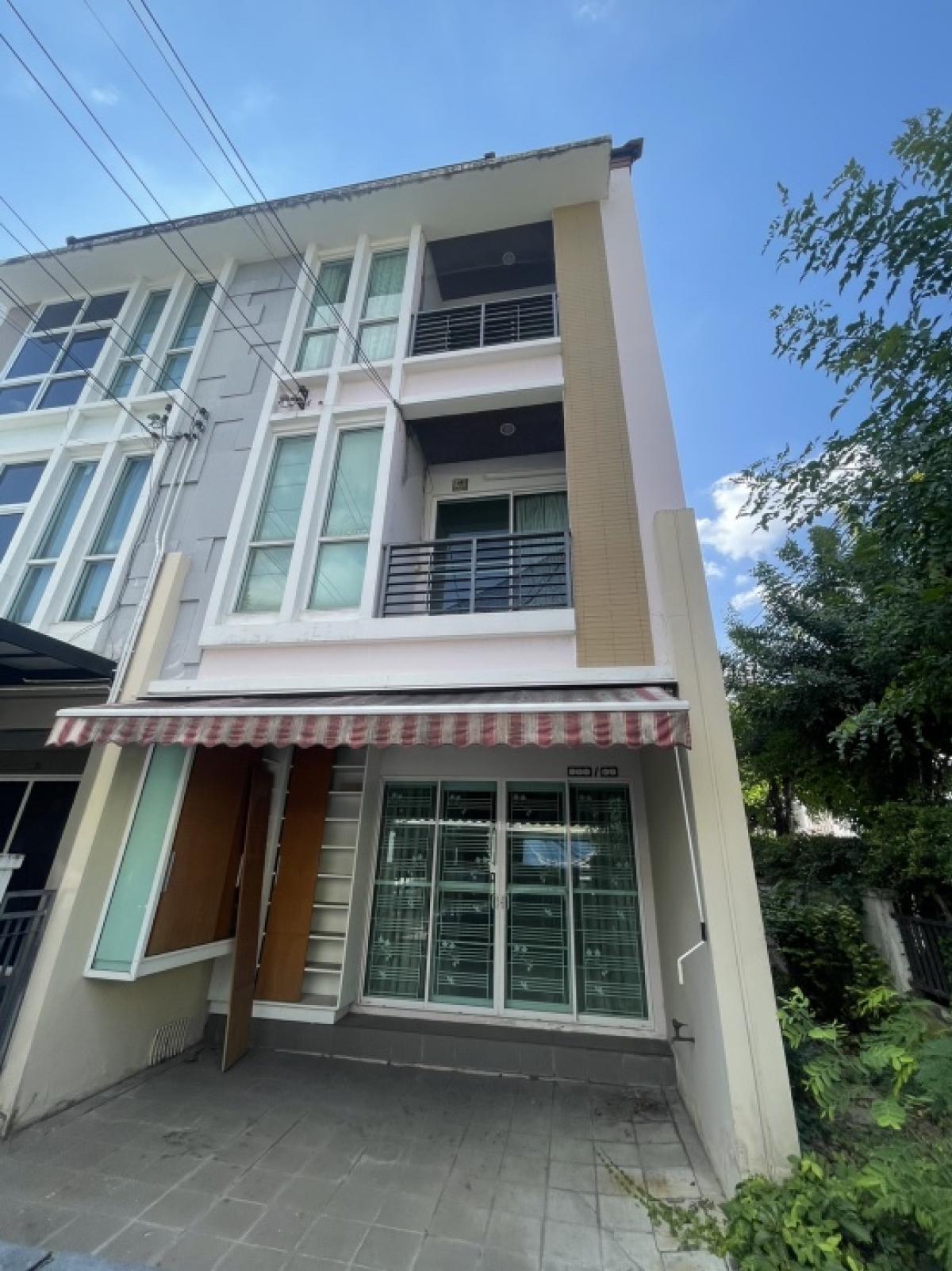 For SaleTownhouseRatchadapisek, Huaikwang, Suttisan : For sale, a house in the middle of the city, Ratchada 36, ​​Soi Suea Yai, 3-storey townhouse, corner house, private zone, with a 5-meter wide frontage area, size 29.6 sq m, 165 sq m, parking for 2 cars, 3 bedrooms, 3 bathrooms, 1 kitchen, ready to move in