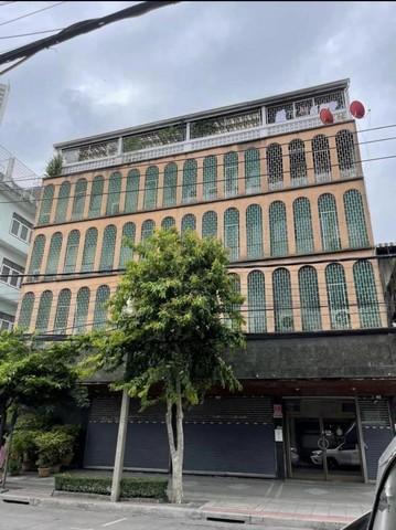 For SaleShophouseWongwianyai, Charoennakor : Shophouse for sale, 4 units, in the Khlong San area, Wong Wian Yai, Lat Ya, Itsaraphap. The building is located on Charoen Rat Road. Near Khlong San BTS, Charoen Nakhon, Icon Siam, Taksin Hospital, suitable for apartments, hotels, offices, hospitals or cl