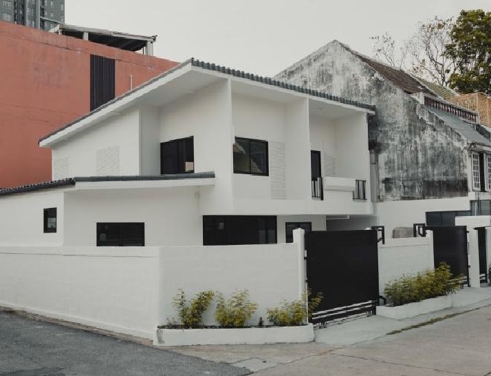 For RentHousePattanakan, Srinakarin : For Rent, 2-storey detached house for rent, newly renovated, Soi Phatthanakan 12, very good location, convenient transportation, 5 air conditioners, parking for 2 cars / residence or Home Office