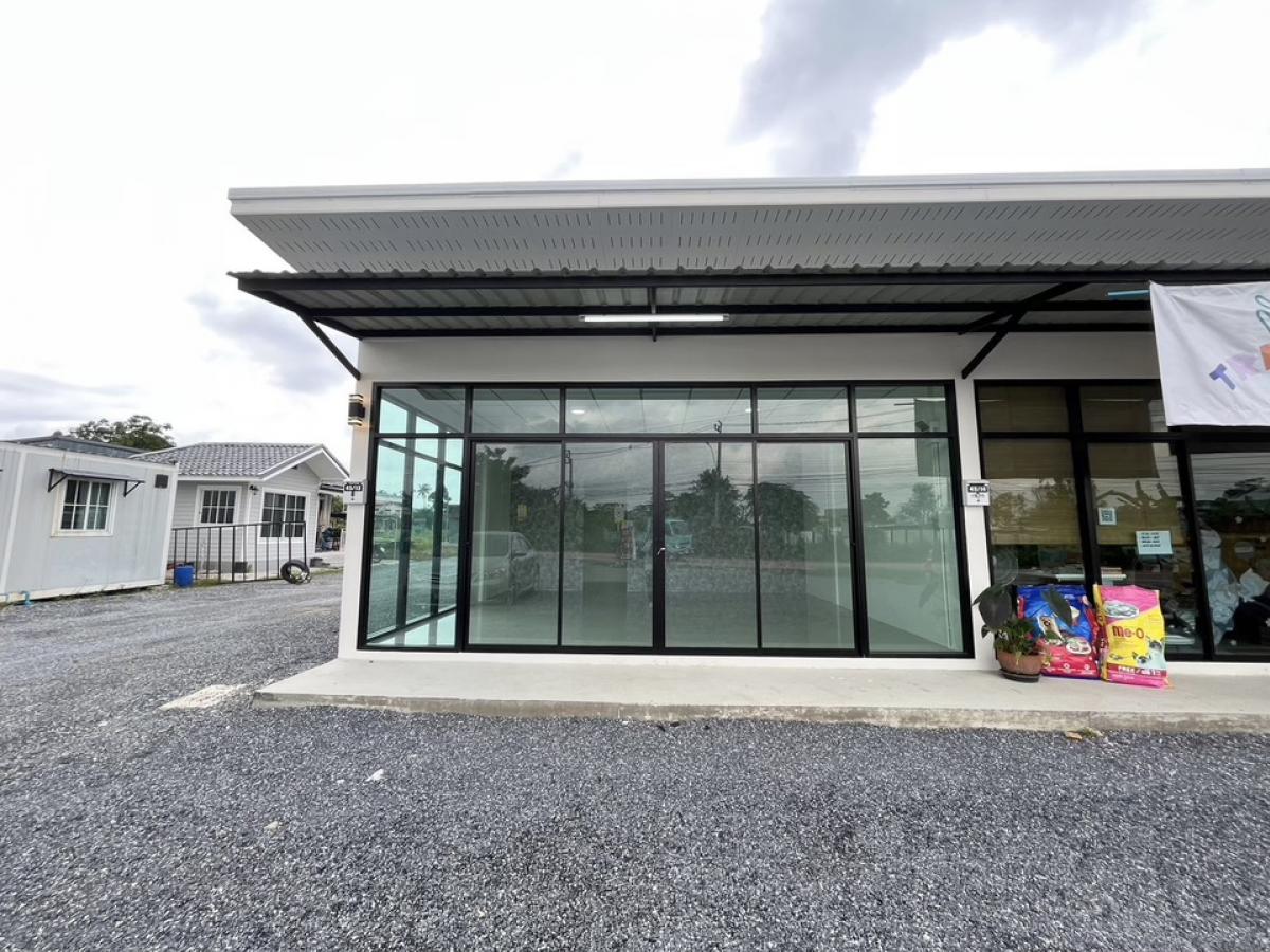 For RentRetailNonthaburi, Bang Yai, Bangbuathong : Shop for rent with private bathroom, located on Laharn-Lam Pho Road, only 850 meters from Chaiyaphruek Road, suitable for a multi-service shop, office, studio, no common fees, water and electricity according to the government bill