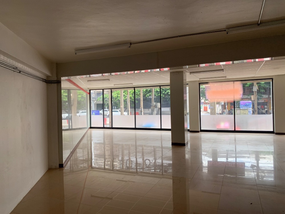 For RentRetailLadprao, Central Ladprao : Premise in front Lat Phrao Road for rent.