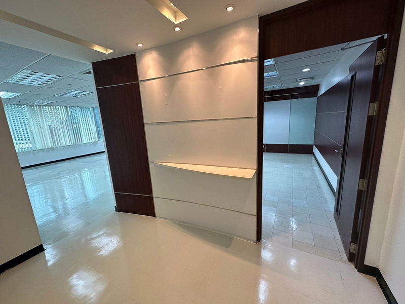 For RentOfficeSilom, Saladaeng, Bangrak : For Rent Bangkok Office Silom BTS Chong Nongsi Bang Rak BRE19913