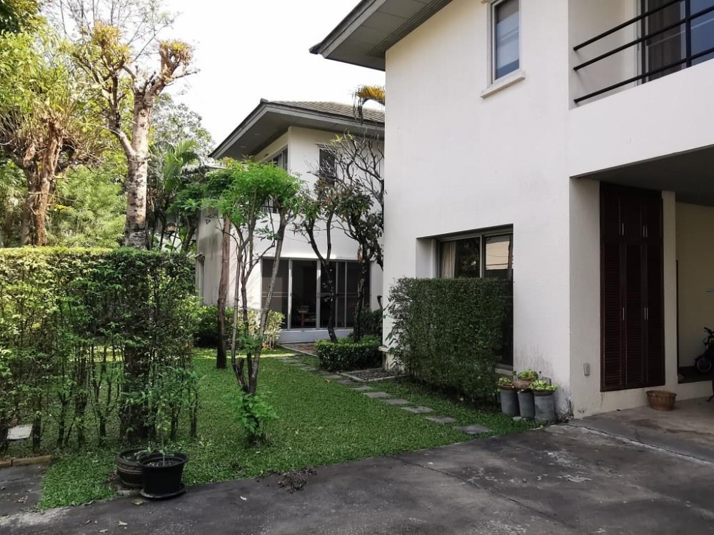 For RentHouseRattanathibet, Sanambinna : 4 bedroom detached house, beautiful garden in the Noble Thara Ngamwongwan Village, 10 minutes walk from the house to the Purple Line BTS station in front of the project.