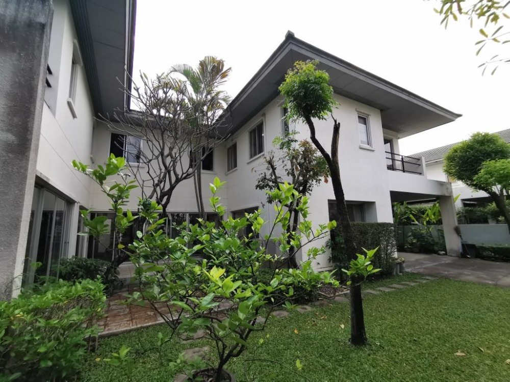 For RentHouseRattanathibet, Sanambinna : 4 bedroom detached house, beautiful garden in the Noble Thara Ngamwongwan Village, 10 minutes walk from the house to the Purple Line BTS station in front of the project.