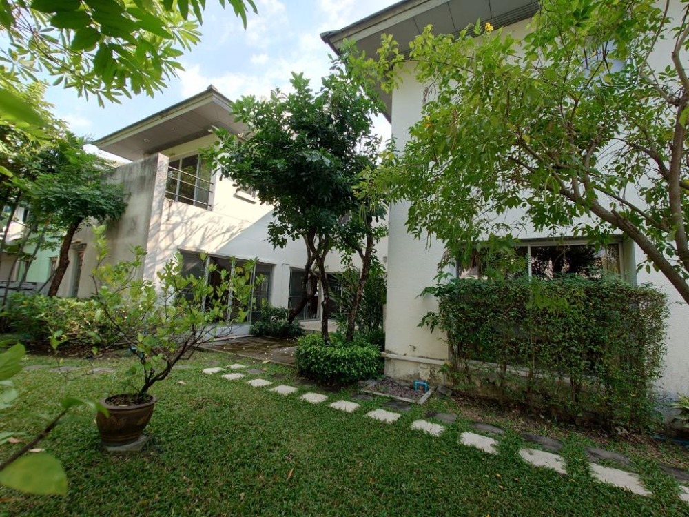 For RentHouseRattanathibet, Sanambinna : 4 bedroom detached house, beautiful garden, for rent in Noble Tara Ngamwongwan Village, Nonthaburi about 5-10min walk MRT Station