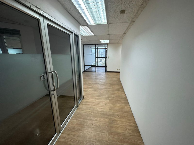 For RentOfficeKhlongtoei, Kluaynamthai : For Rent Bangkok Office Sukhumvit BTS Ekkamai Watthana BRE19373